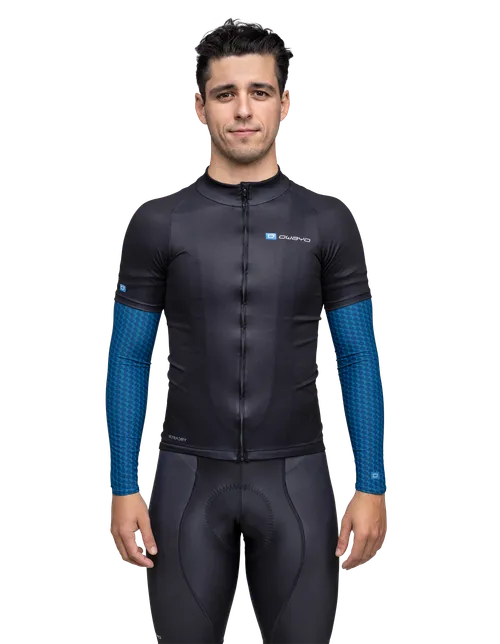 The model is 173 cm  and is wearing a size M